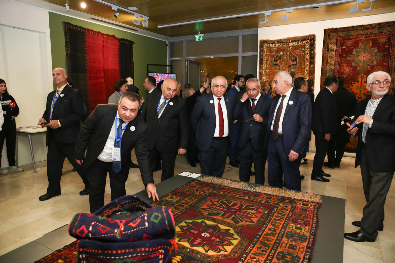 В Баку открылась выставка "Западно-азербайджанские ковры: историческая память наших орнаментов"