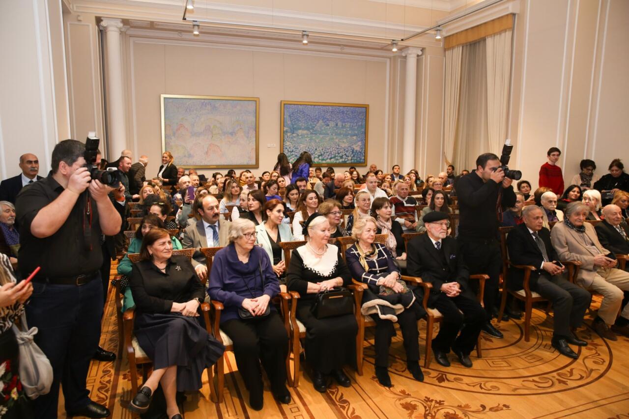 В Баку открылась выставка работ выдающегося художника, 95-летнего Тофига Агабабаева "Диалог со временем"