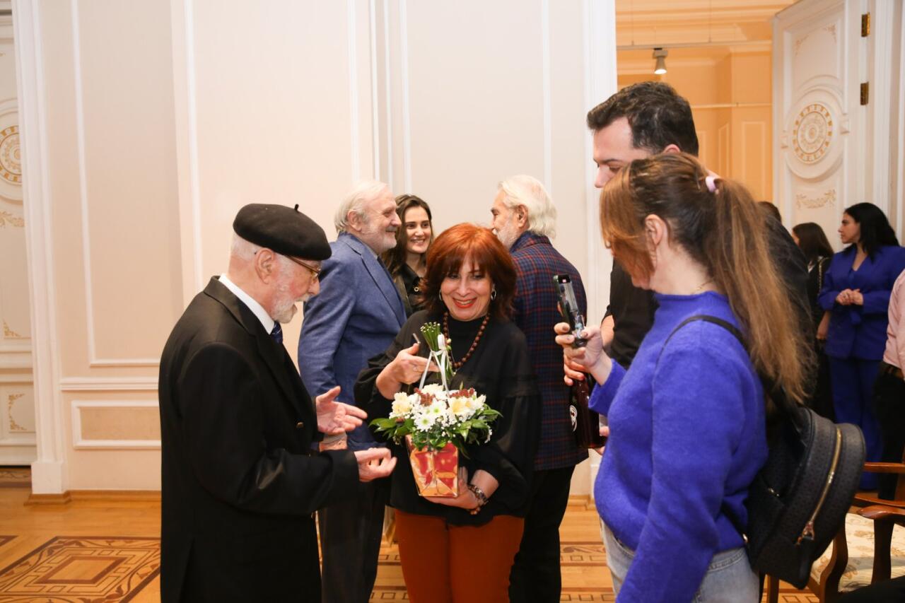 В Баку открылась выставка работ выдающегося художника, 95-летнего Тофига Агабабаева "Диалог со временем"