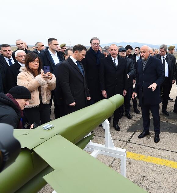 Президент Ильхам Алиев и Президент Александар Вучич осмотрели военную технику и оборудование