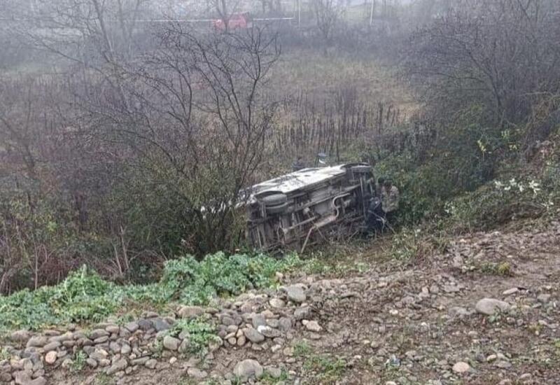 Maşın dərəyə aşdı