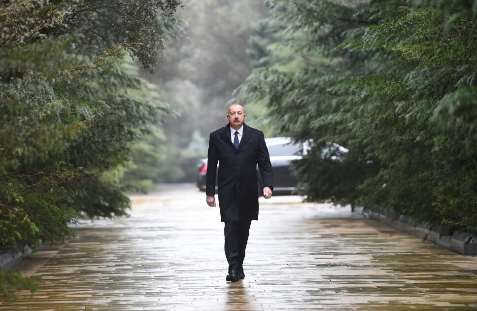 Президент Ильхам Алиев посетил могилу общенационального лидера Гейдара Алиева