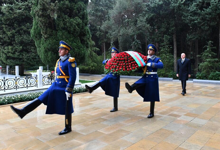 Президент Ильхам Алиев посетил могилу общенационального лидера Гейдара Алиева