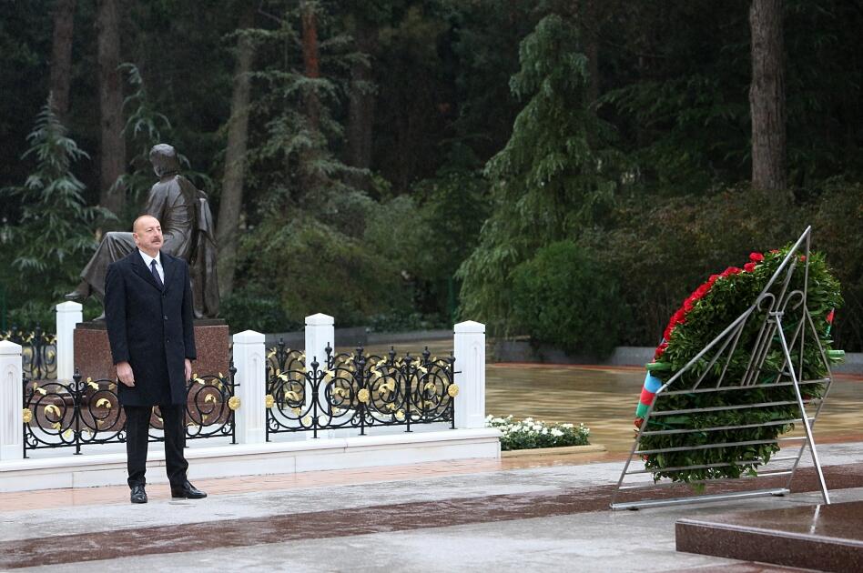 Президент Ильхам Алиев посетил могилу общенационального лидера Гейдара Алиева
