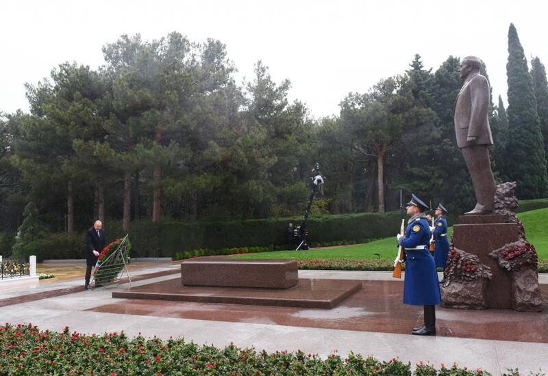Президент Ильхам Алиев посетил могилу общенационального лидера Гейдара Алиева