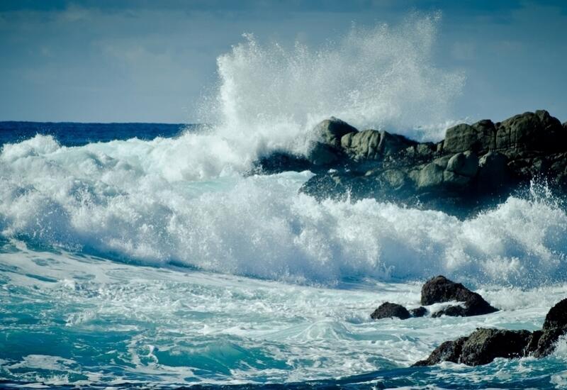 Высота волн в Каспийском море достигла 4,6 метра