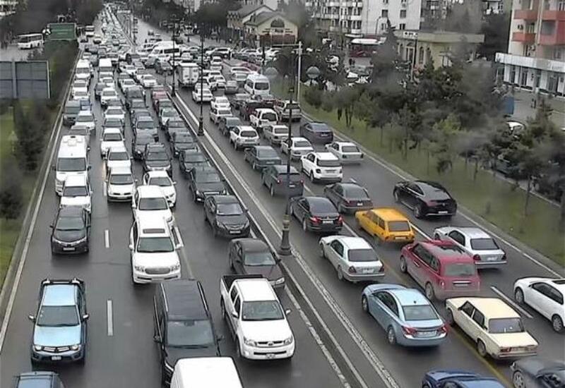 Bakının bəzi yollarında sıxlıq yaranıb
