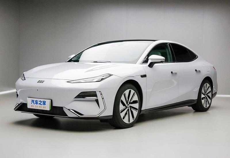 Geely представил седан с 45-дюймовым экраном