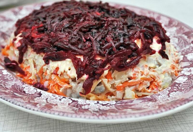 Назван размер безобидной для здоровья порции новогодних салатов