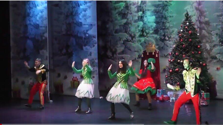 Бакинская русдрама начинает Новый 2024 год сказочными персонажами и супергероями