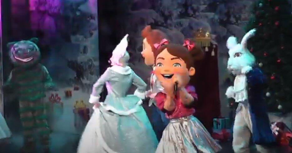 Бакинская русдрама начинает Новый 2024 год сказочными персонажами и супергероями