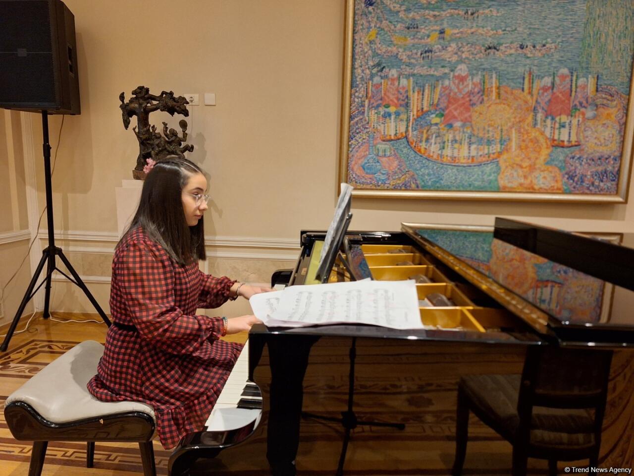 Удивительный исполнитель на таре Бахрам Рагимли! Музыка и краски Азербайджана