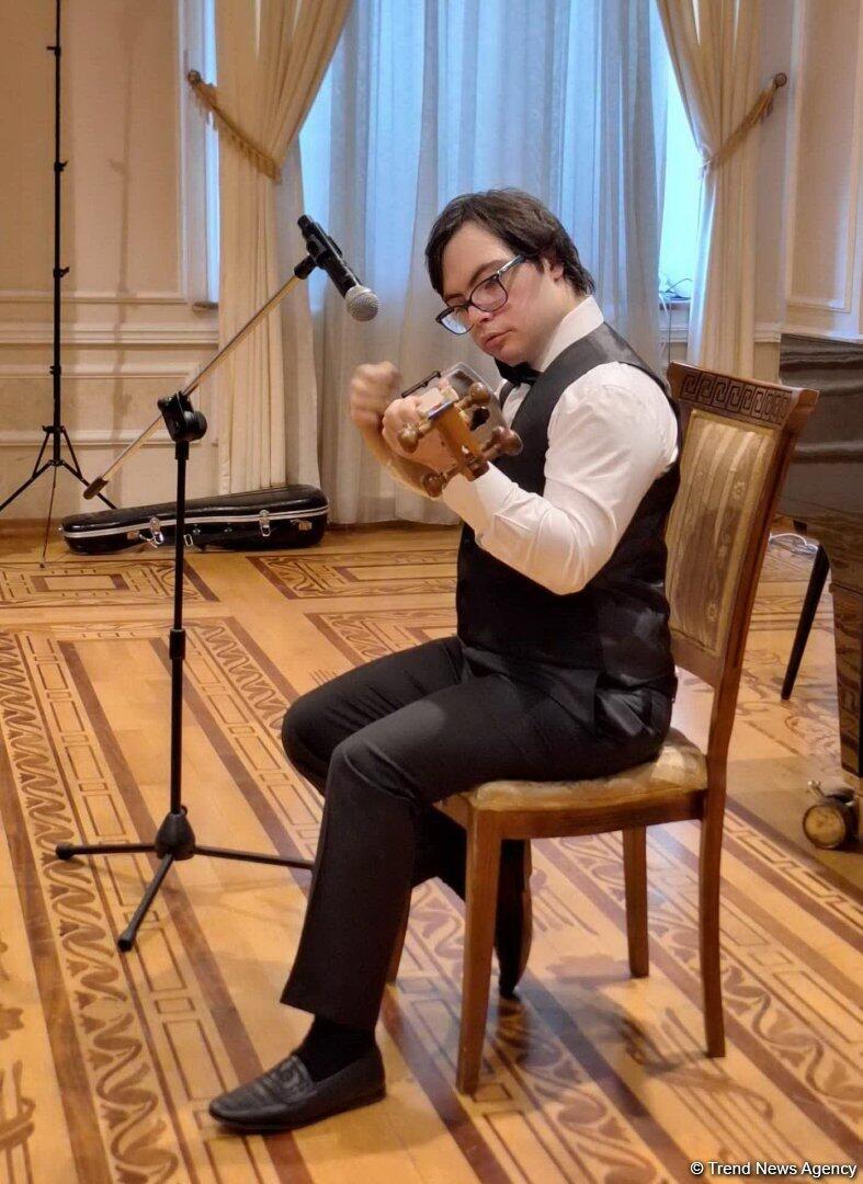 Удивительный исполнитель на таре Бахрам Рагимли! Музыка и краски Азербайджана