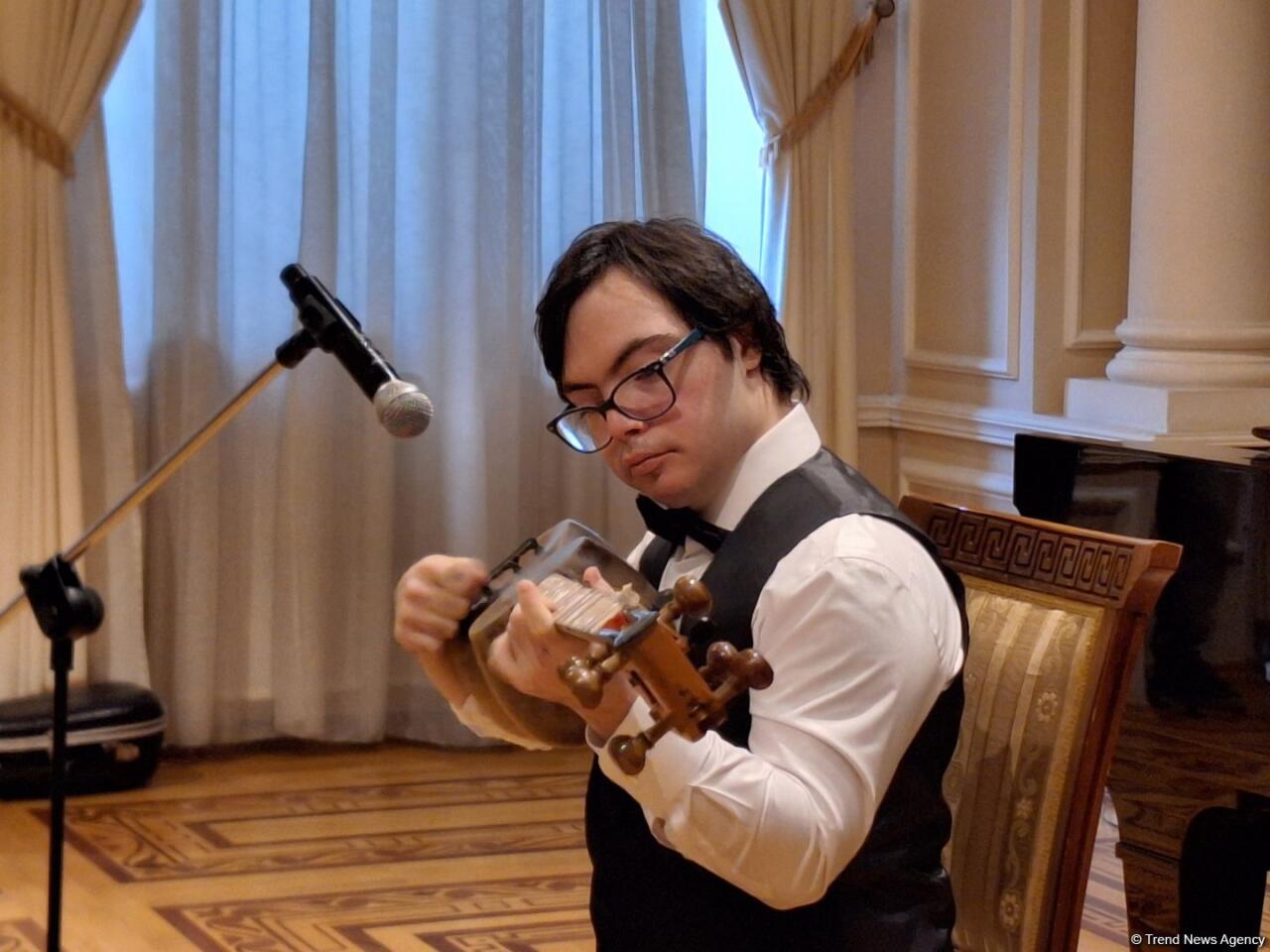 Удивительный исполнитель на таре Бахрам Рагимли! Музыка и краски Азербайджана