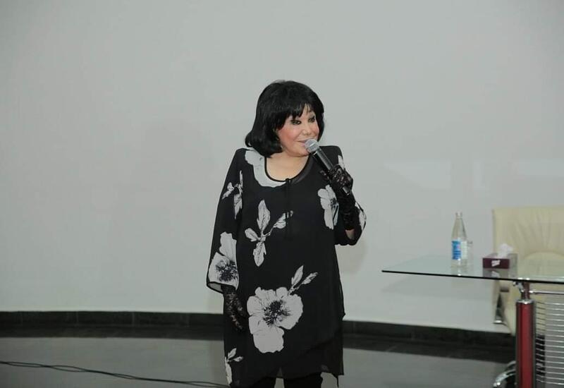 Флора Керимова встретилась с поклонниками