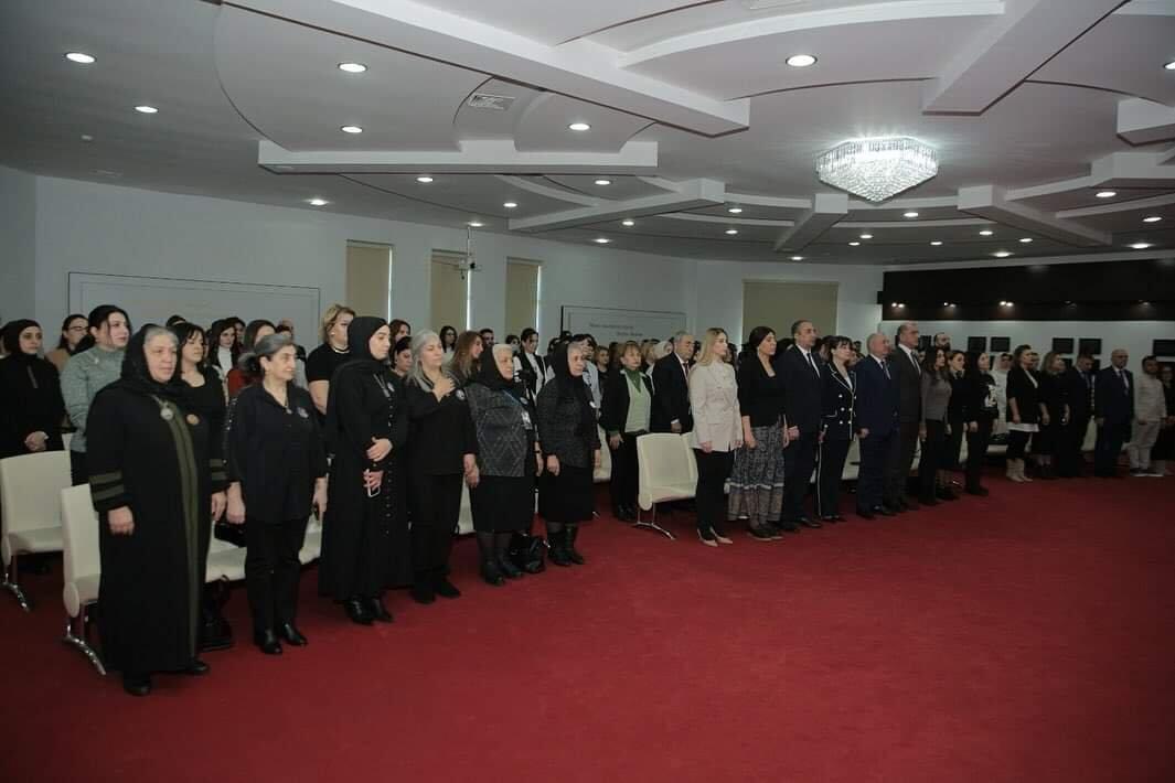 Флора Керимова встретилась с поклонниками