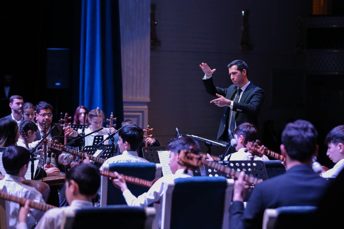 Около четырех тысяч музыкантов