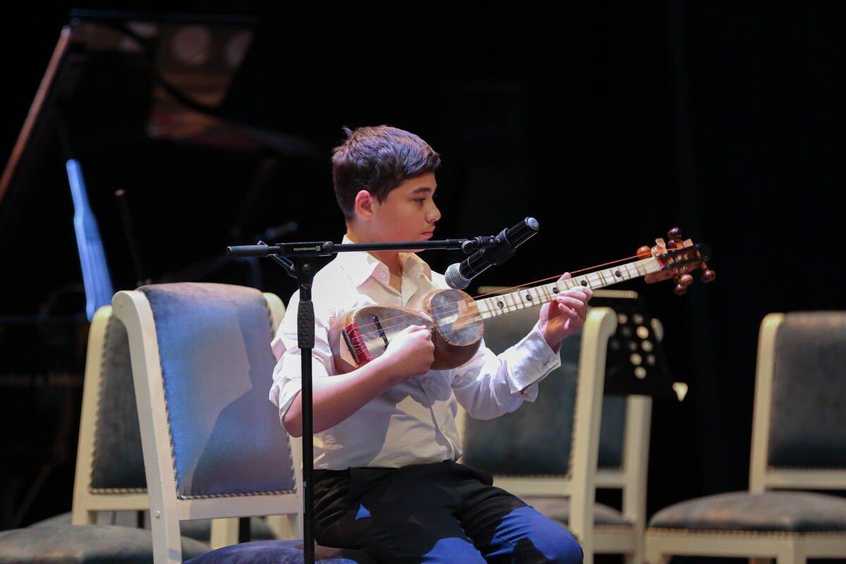 Около четырех тысяч музыкантов