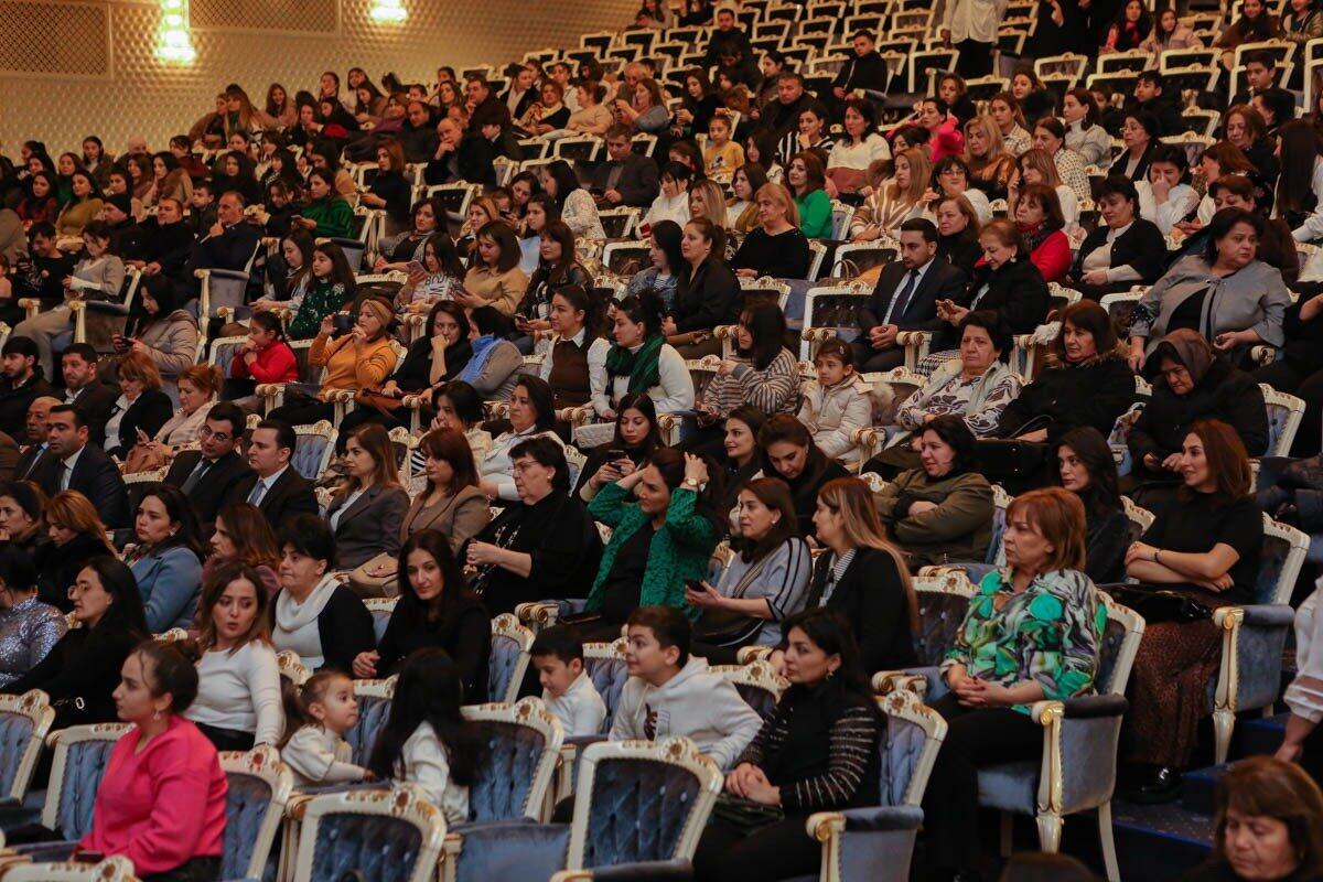 Около четырех тысяч музыкантов