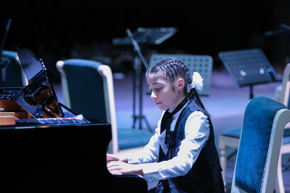 Около четырех тысяч музыкантов