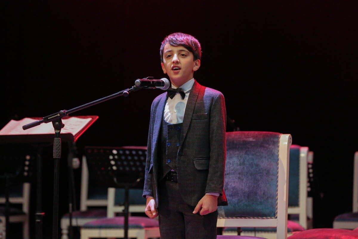 Около четырех тысяч музыкантов