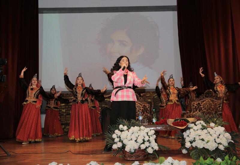 Эльнара Халилова встретилась с поклонниками