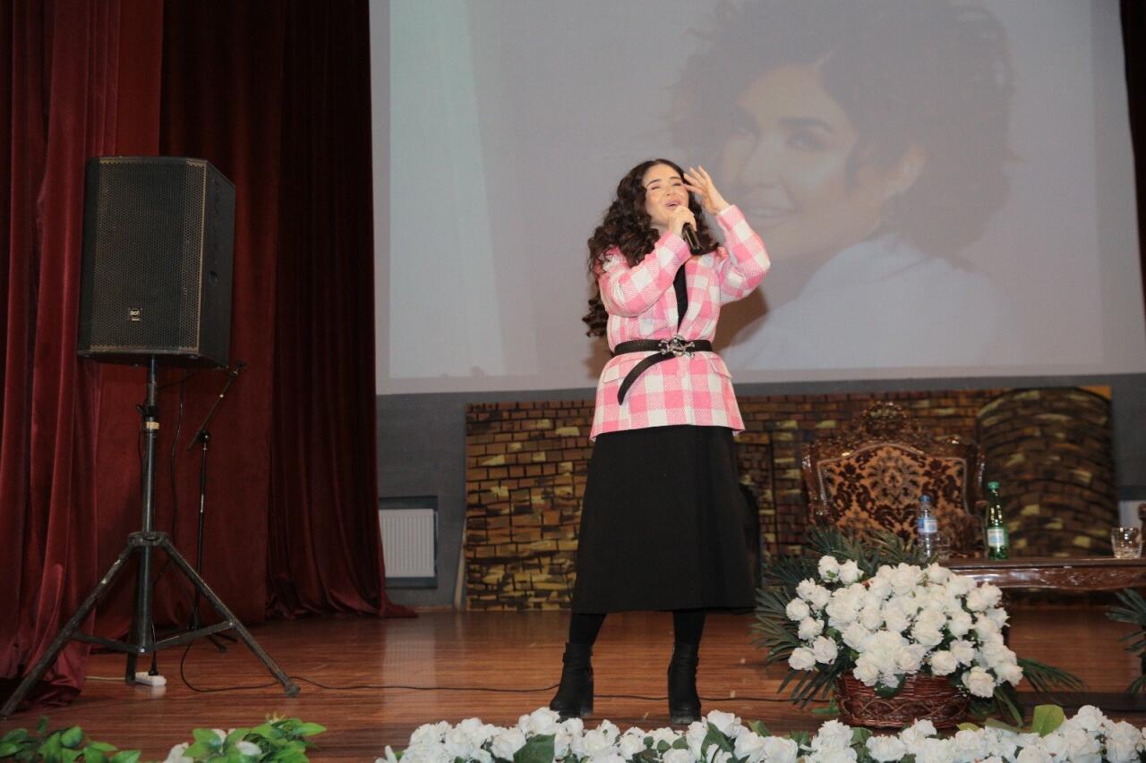 Эльнара Халилова встретилась с поклонниками