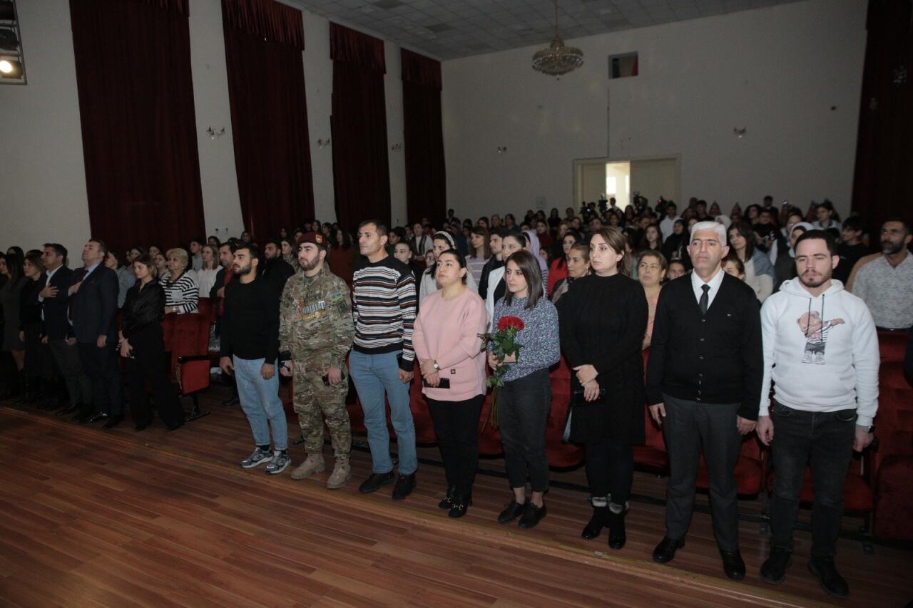 Эльнара Халилова встретилась с поклонниками