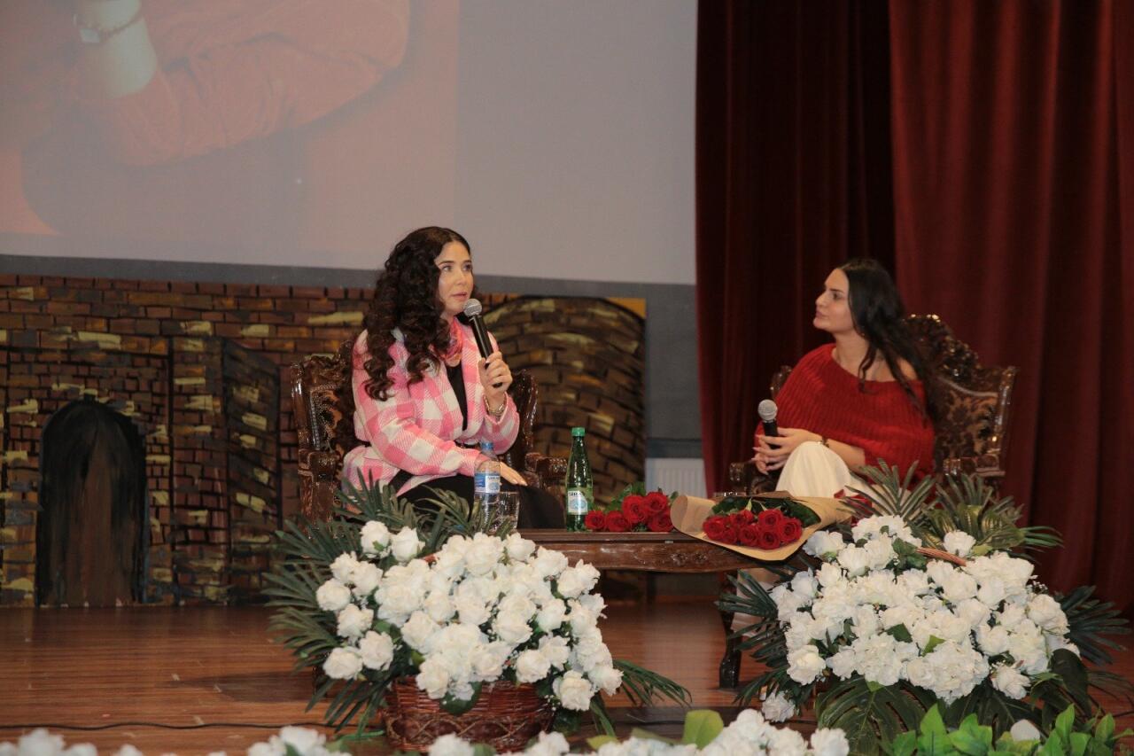 Эльнара Халилова встретилась с поклонниками