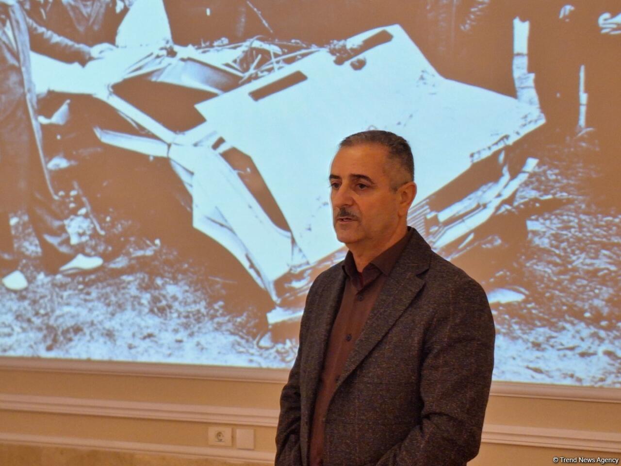 В Азербайджанском национальном музее искусств представлена картина Мамедгусейна Гусейнова "20 Yanvar hiyləsi"
