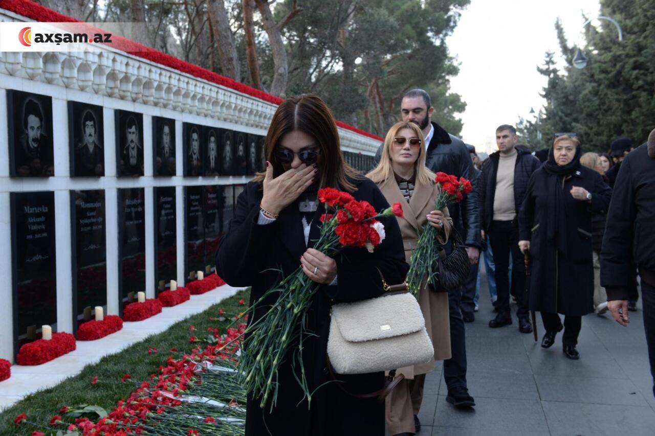 Sibel Can Ruhi Əliyeva ilə birlikdə Şəhidlər xiyabanında