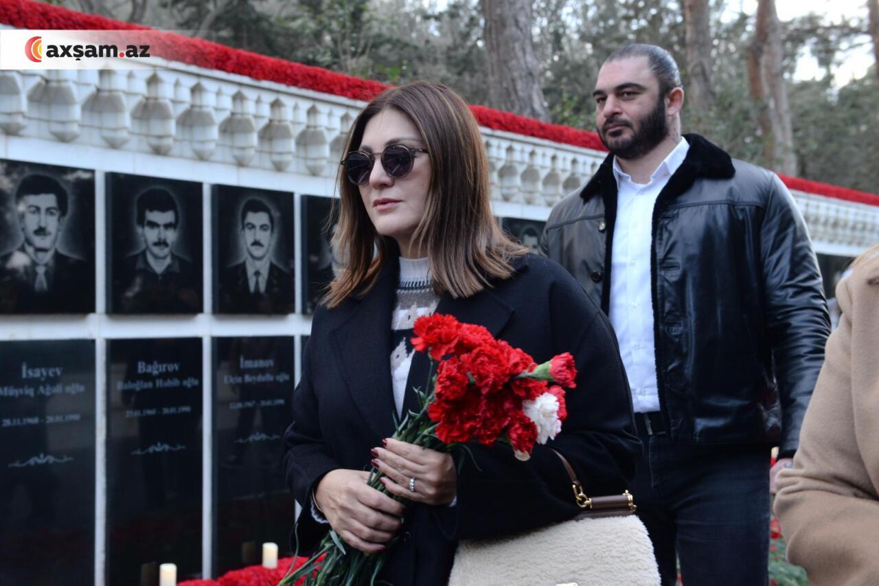 Sibel Can Ruhi Əliyeva ilə birlikdə Şəhidlər xiyabanında
