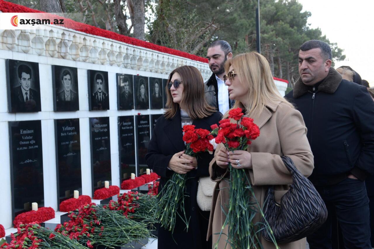 Sibel Can Ruhi Əliyeva ilə birlikdə Şəhidlər xiyabanında