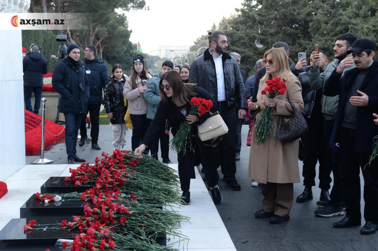 Sibel Can Ruhi Əliyeva ilə birlikdə Şəhidlər xiyabanında