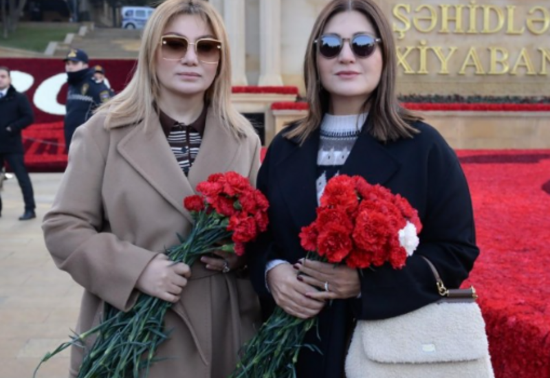 Sibel Can Ruhi Əliyeva ilə birlikdə Şəhidlər xiyabanında
