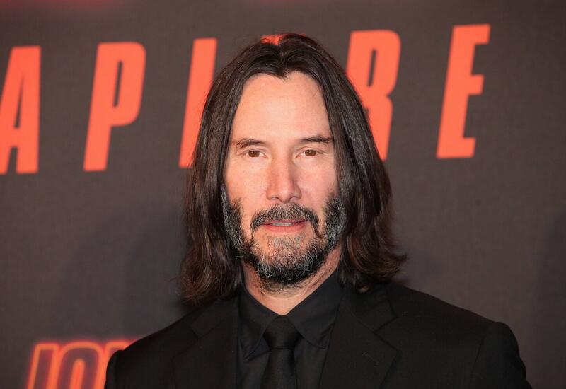 Киану Ривза заметили на костылях c ледяными компрессами