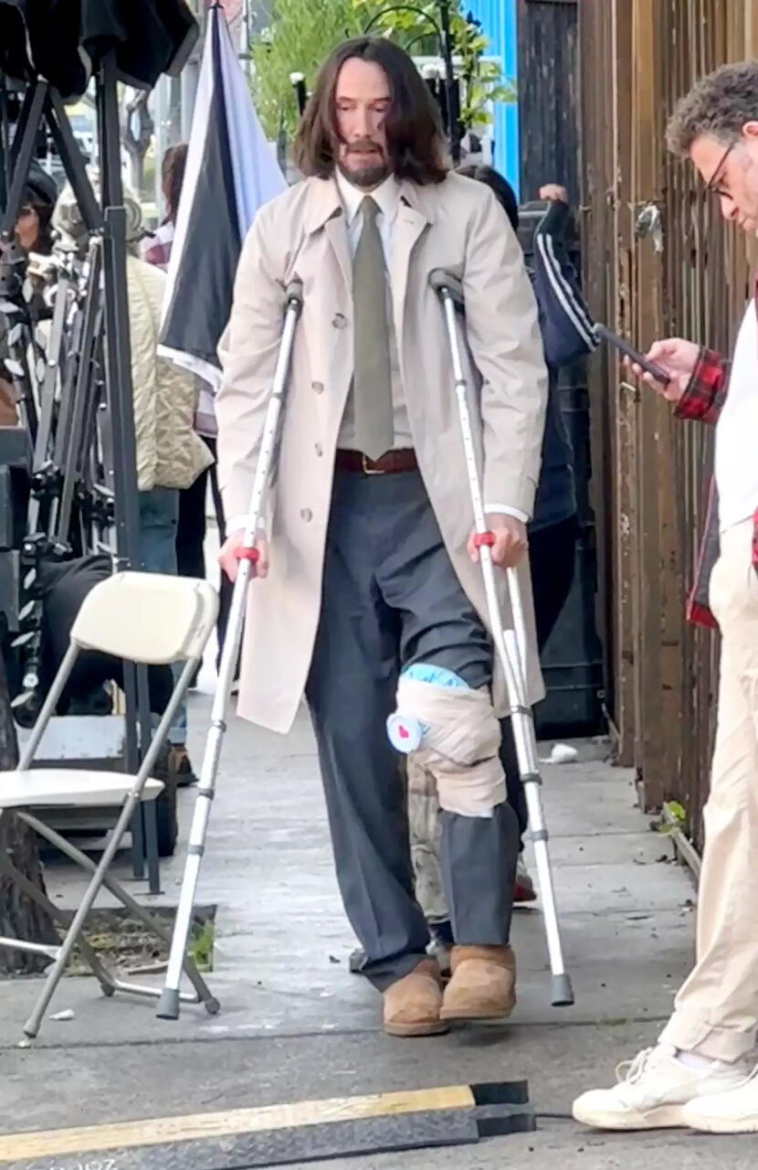 Киану Ривза заметили на костылях c ледяными компрессами