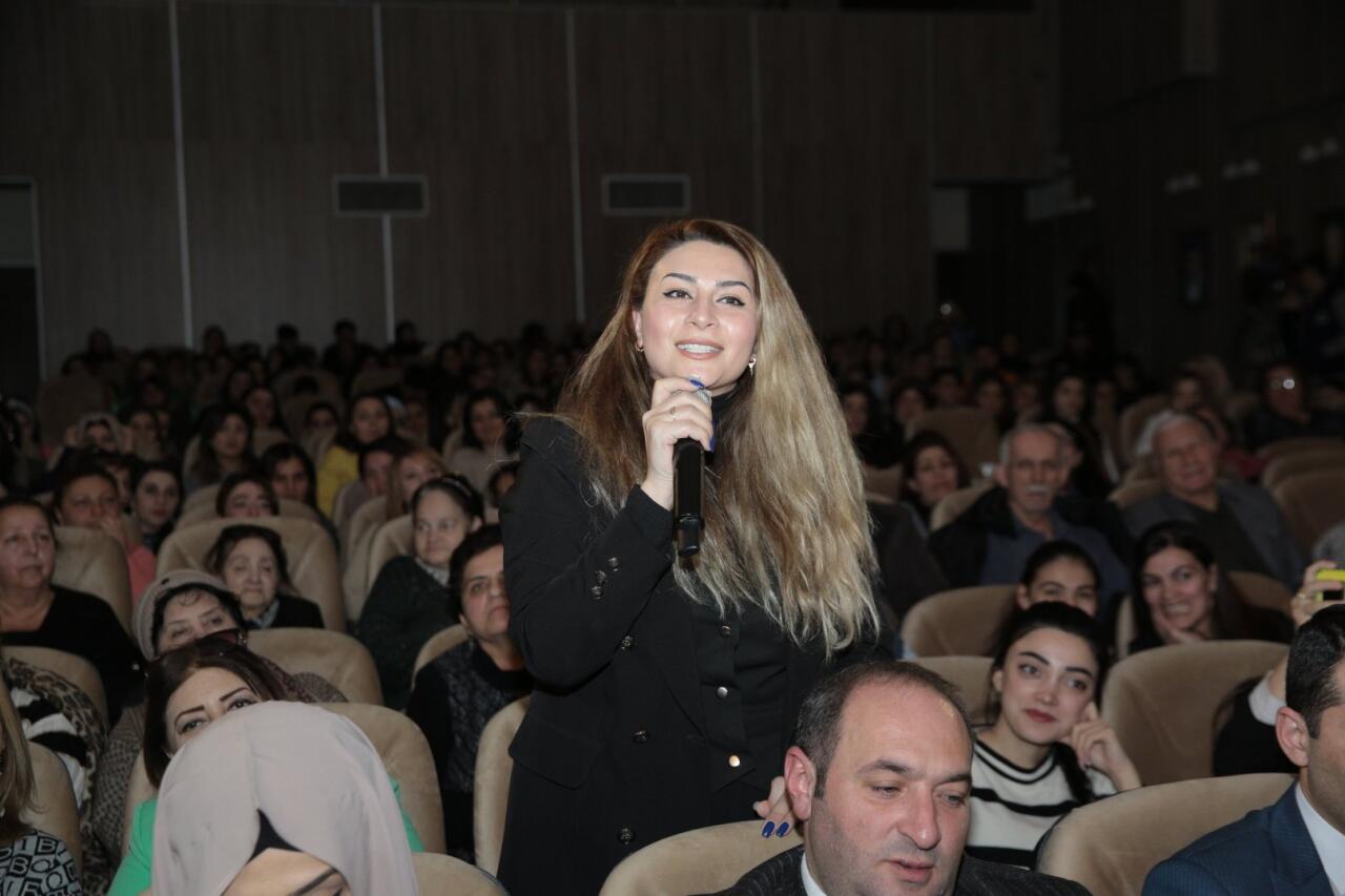 Лала Мамедова встретилась с поклонниками