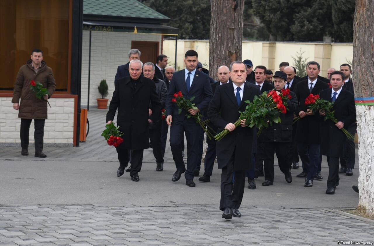 Джейхун Байрамов посетил могилу шехида Орхана Аскерова, погибшего в Иране