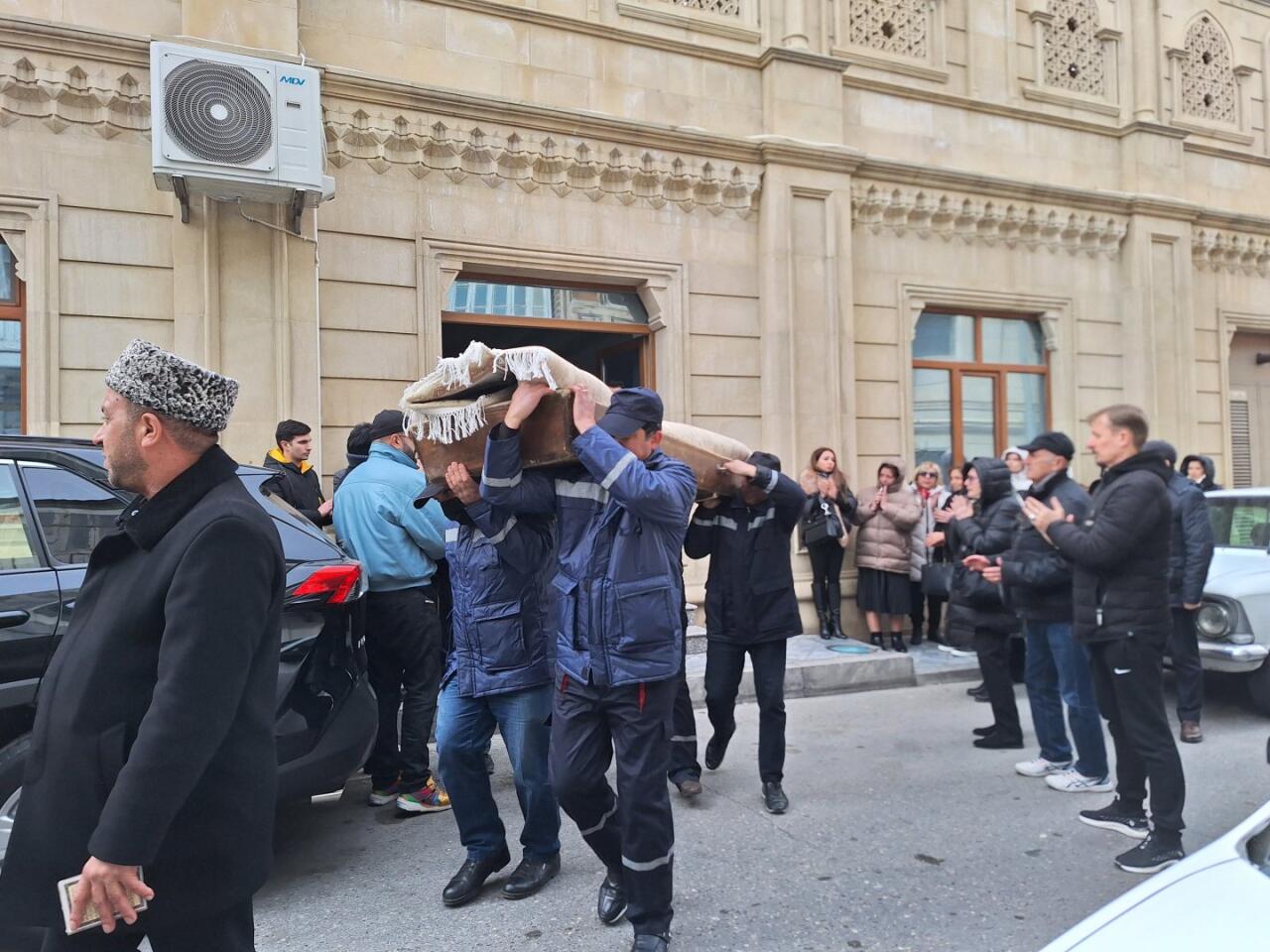Народную артистку Рафигу Ахундову аплодисментами проводили в последний путь