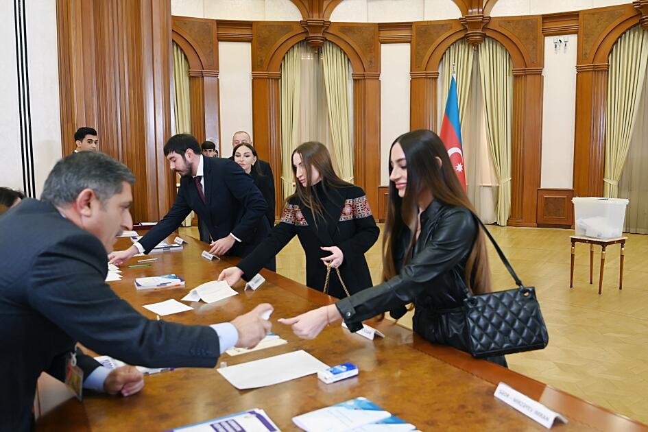 Президент Ильхам Алиев, Первая леди Мехрибан Алиева и члены их семьи проголосовали в Ханкенди