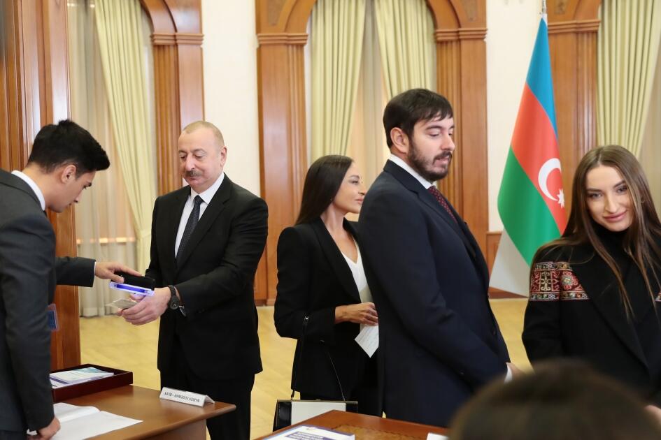 Президент Ильхам Алиев, Первая леди Мехрибан Алиева и члены их семьи проголосовали в Ханкенди
