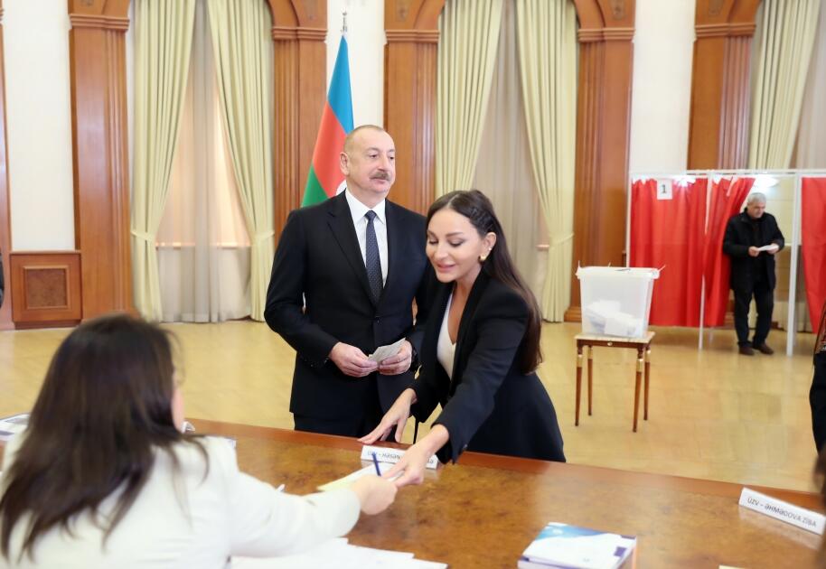 Президент Ильхам Алиев, Первая леди Мехрибан Алиева и члены их семьи проголосовали в Ханкенди
