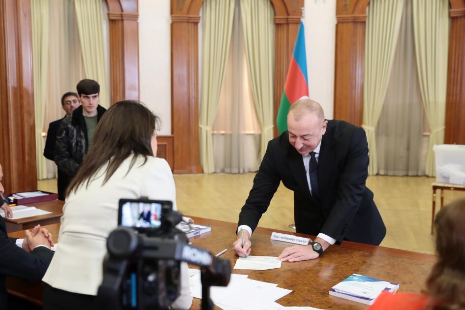 Президент Ильхам Алиев, Первая леди Мехрибан Алиева и члены их семьи проголосовали в Ханкенди