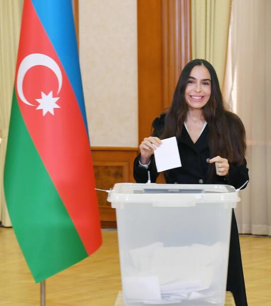 Президент Ильхам Алиев, Первая леди Мехрибан Алиева и члены их семьи проголосовали в Ханкенди