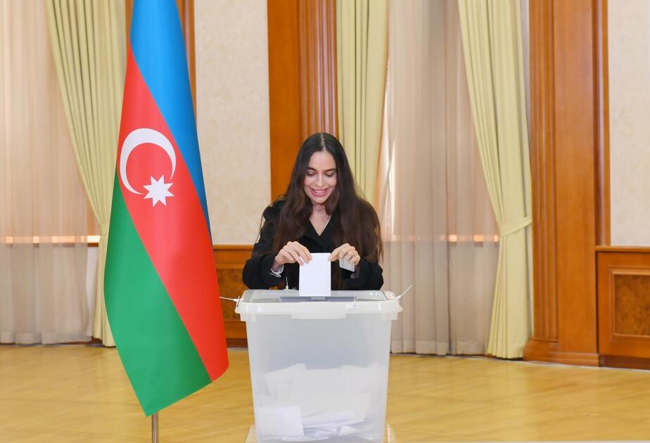 Президент Ильхам Алиев, Первая леди Мехрибан Алиева и члены их семьи проголосовали в Ханкенди