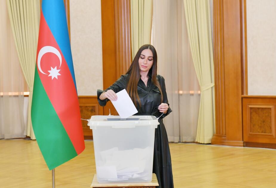 Президент Ильхам Алиев, Первая леди Мехрибан Алиева и члены их семьи проголосовали в Ханкенди