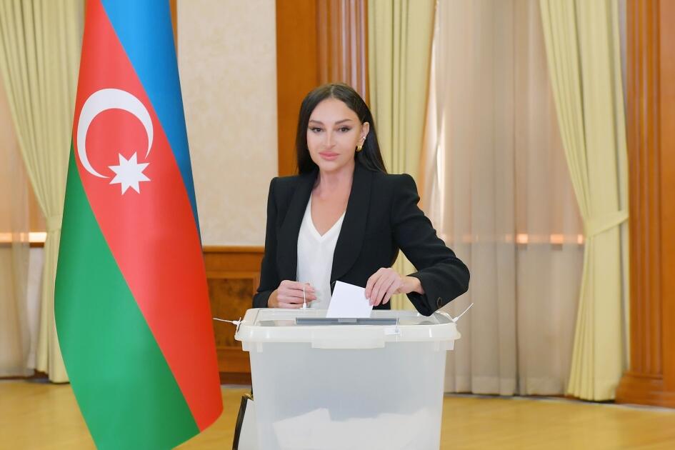Президент Ильхам Алиев, Первая леди Мехрибан Алиева и члены их семьи проголосовали в Ханкенди