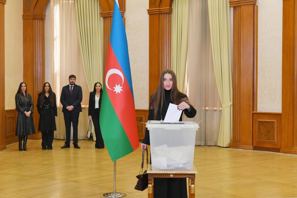 Президент Ильхам Алиев, Первая леди Мехрибан Алиева и члены их семьи проголосовали в Ханкенди