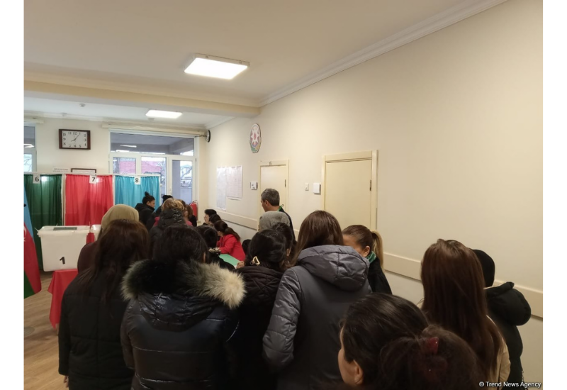 Избиратели Сабунчинского района Баку активно голосуют на президентских выборах